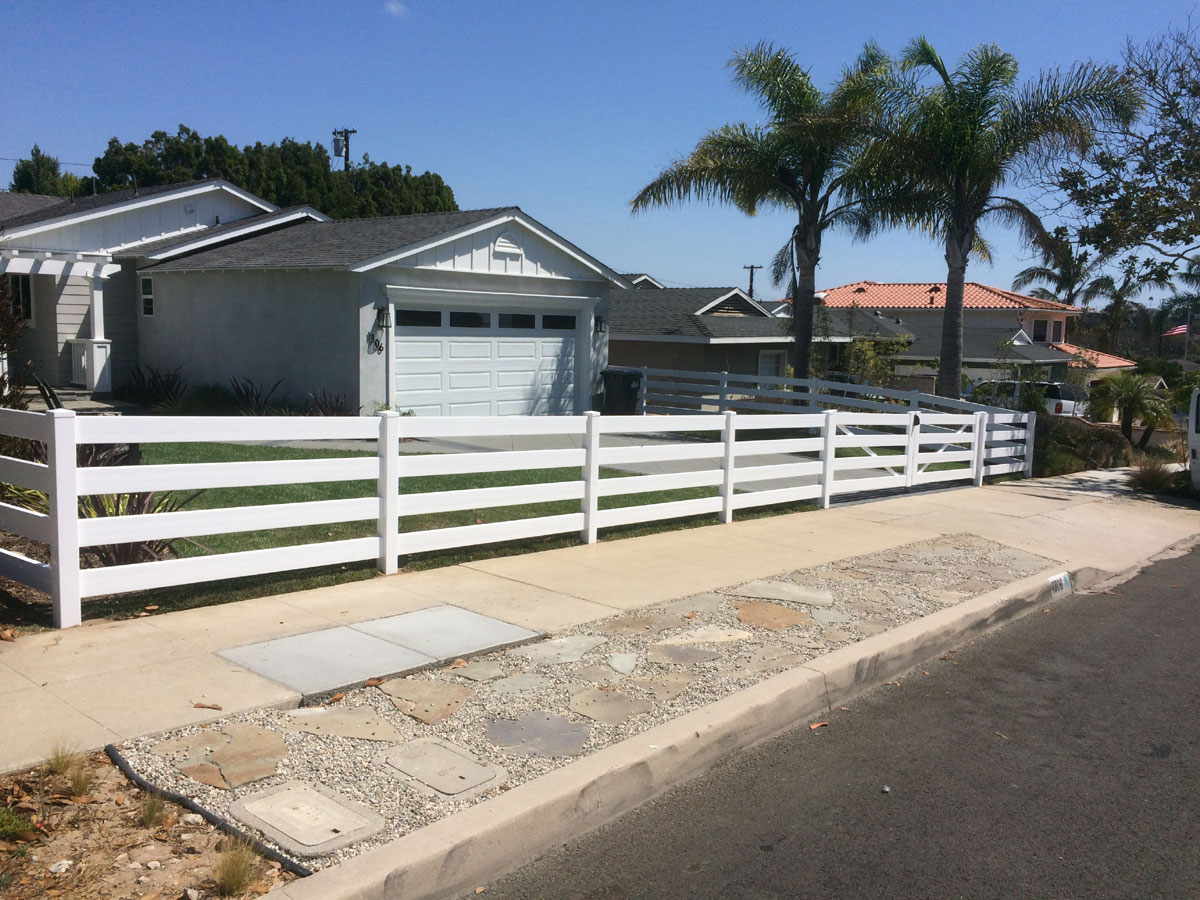 A photo of a vinyl fence outside of a Southern California residence.